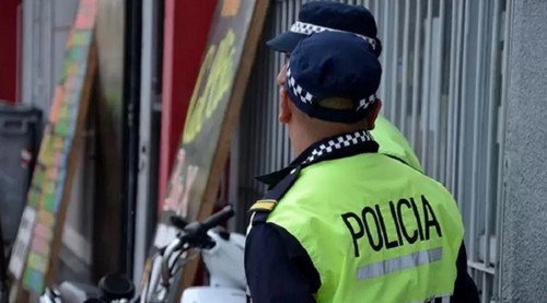 Policías encuentran 22 kilos de hojas de coca en un allanamiento por robo en barrio Tiro Federal: exigieron dinero y se llevaron la mercadería